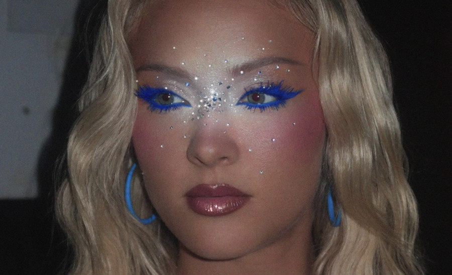 «Frosty Makeup»: Το επαγγελματικό μυστικό για να υιοθετήσεις τις ψυχρές σκιές χωρίς να θαμπώσεις την επιδερμίδα