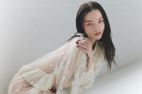 Η Dove Cameron μας χαρίζει όλη την έμπνευση που χρειαζόμαστε για sleek αλογοουρές το φθινόπωρο