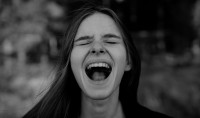 Scream Therapy: Είναι ένας αποτελεσματικός τρόπος εκτόνωσης για το στρες;