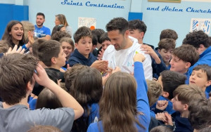 Κωνσταντίνος Αργυρός: Τον έπνιξαν στις αγκαλιές τα παιδιά του Ελληνικού σχολείου στο Σικάγο