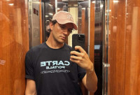 Μιχαήλ Ταμπακάκης: Το νέο του look φέρνει Ken vibes και δεν το έχει συνηθίσει ούτε ο ίδιος