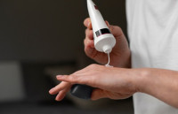 3 απλά βήματα για να προστατεύσετε τα χέρια σας από τη γήρανση του δέρματος, σύμφωνα με δερματολόγο