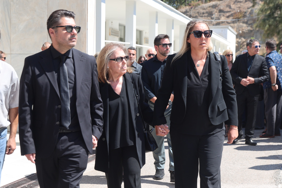 Κηδεία Δημήτρη Κωνσταντάρα: Συντετριμμένη η οικογένειά του - Δίπλα στον Λάμπρο οι συνεργάτες του στα media