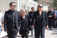 Κηδεία Δημήτρη Κωνσταντάρα: Συντετριμμένη η οικογένειά του - Δίπλα στον Λάμπρο οι συνεργάτες του στα media
