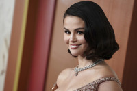 Τα rose mocha nails της Selena Gomez είναι ιδανικά για τη μετάβαση στο φθινόπωρο