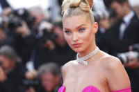 Η Elsa Hosk φόρεσε tiny σορτσάκι για να κάνει δουλειές (και το έκανε τόσο σικ)