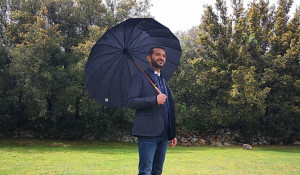 Λεωνίδας Κουτσόπουλος: Ο γιος του «γκαζώνει» στον πεζόδρομο της Ακαδήμου, ένα τσακ πριν από τον κεντρικό