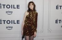 Η Charlotte Gainsbourg υιοθετεί τη fashion κίνηση που είδαμε σε όλες τις πασαρέλες, στο show του Saint Laurent