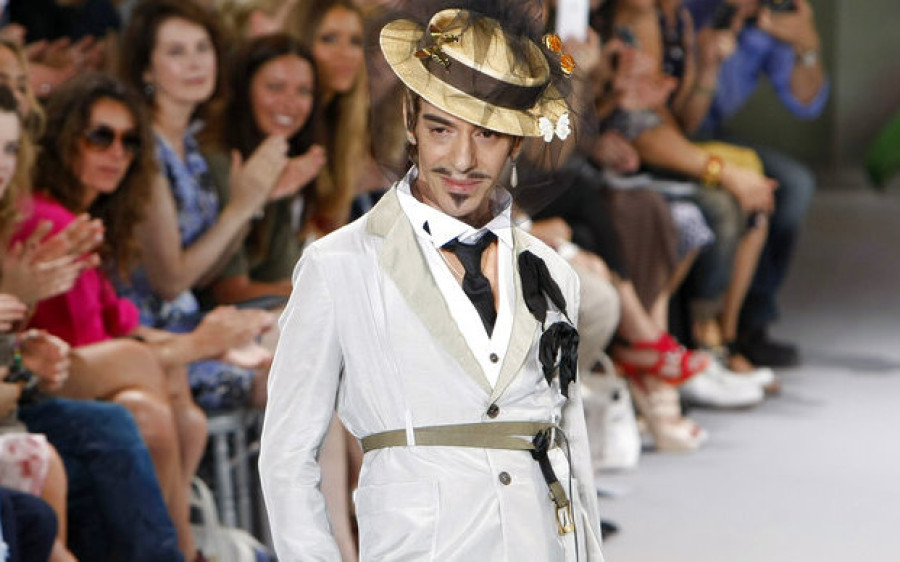 John Galliano x Zara: Η συνεργασία που φέρνει τον αμφιλεγόμενο designer ξανά στο προσκήνιο