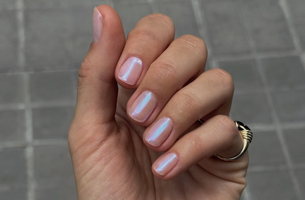 Aqua glazed nails: Η φωτεινή τάση στο μανικιούρ που αξίζει να υιοθετήσετε τώρα