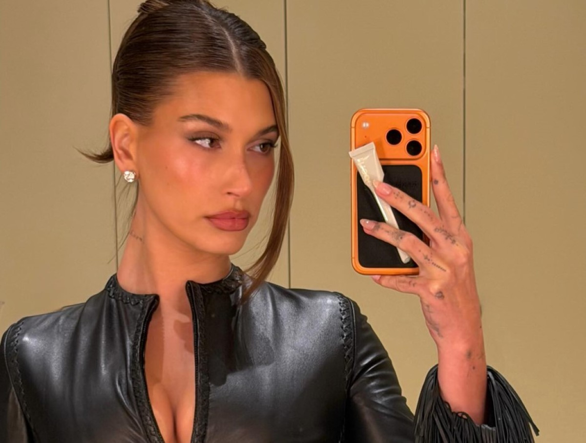 Γαλλικό μανικιούρ: Η Hailey Bieber επαναφέρει αυτό το κλασικό με leopard print