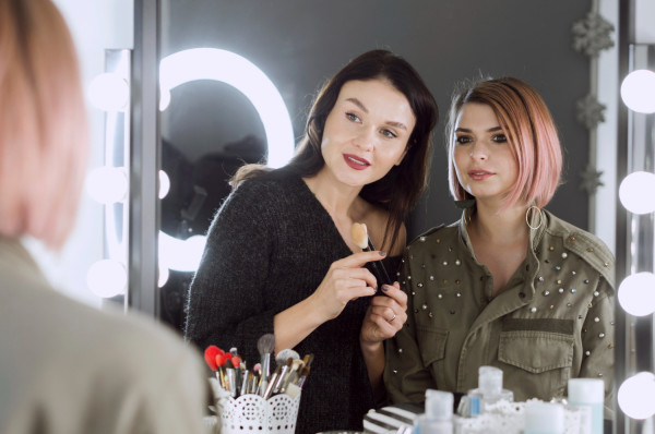 Πασίγνωστη Make Up Artist σου δείχνει πώς να κάνεις ένα ενοχλητικό σπυράκι αόρατο!