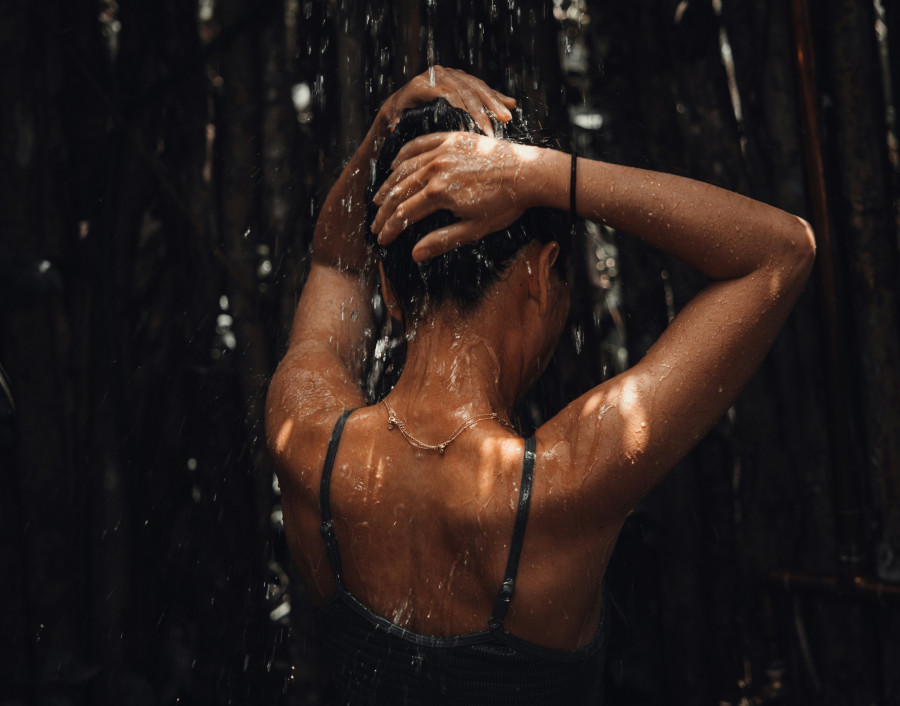 Dark Showering: Η νέα τάση αυτοφροντίδας για καλύτερο ύπνο