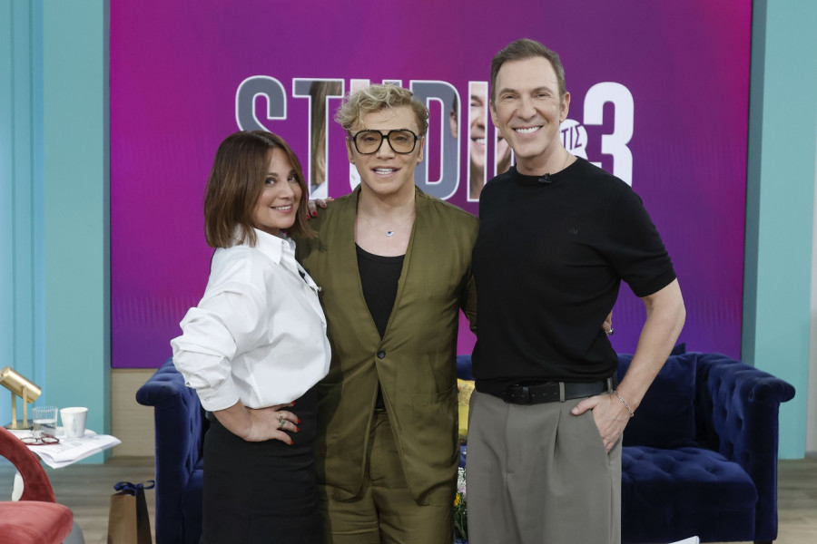 Studio στις 3: Πρεμιέρα με ευχές, ρόδι, κοινό πίσω από τις κάμερες και εκλεκτούς καλεσμένους για ποδαρικό