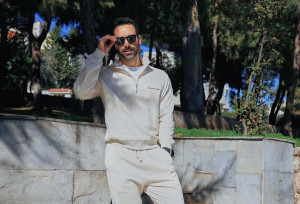 Σάκης Τανιμανίδης: Μπήκε να δει τιμές σε κομμωτήριο και… βγήκε μακρυμάλλης