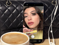 Frosted eyelashes: Το πιο δημοφιλές eye makeup look που θα μεταμορφώσει τα γιορτινά σας μακιγιάζ