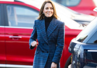 Η Kate Middleton προκαλεί αίσθηση στη Σκωτία με ένα παλτό tartan που σχεδίασε η ίδια