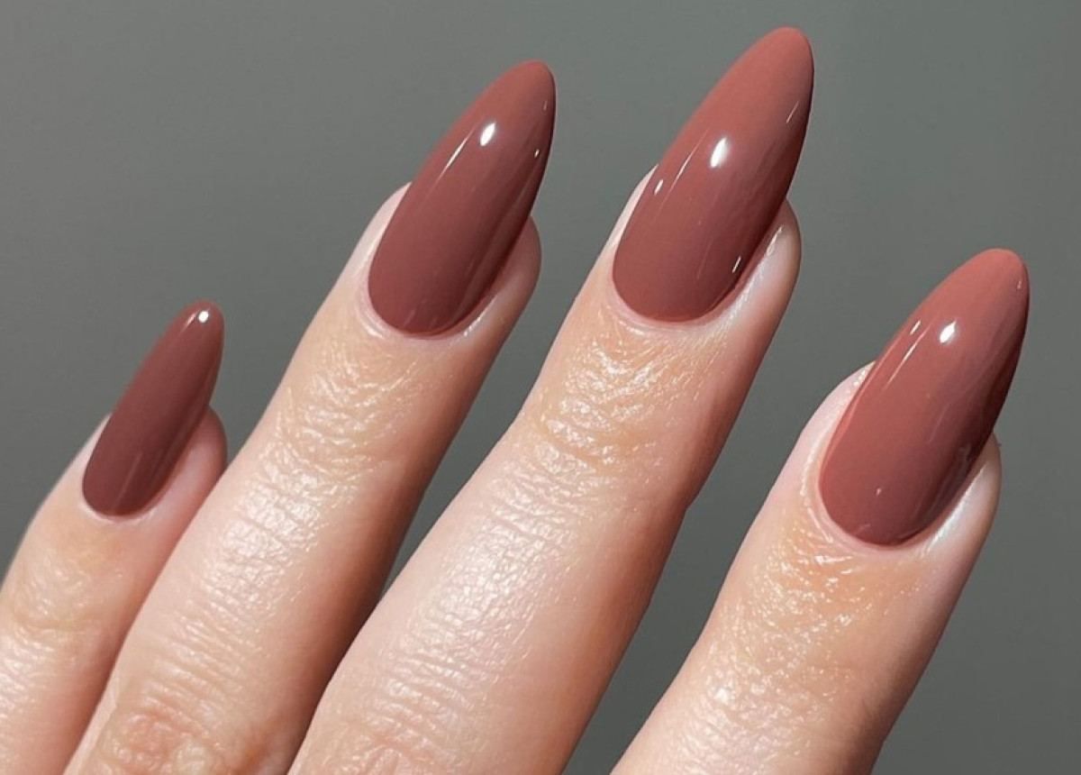 ManicureNews: Σύμφωνα με την Pantone, όλες θα φοράμε την απόχρωση "mocha mousse" το 2025