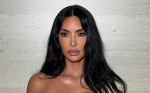 Kim Kardashian: «Πάγωσε» όταν fan τής ζήτησε να υπογράψει πάνω σε πανάκριβη crocodile Birkin