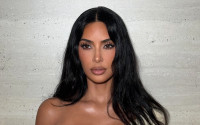 Kim Kardashian: «Πάγωσε» όταν fan τής ζήτησε να υπογράψει πάνω σε πανάκριβη crocodile Birkin