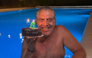 Κούλλης Νικολάου: Η έκπληξη που του ετοίμασαν αγαπημένοι πρωταγωνιστές της Γης της ελιάς για τα γενέθλιά του