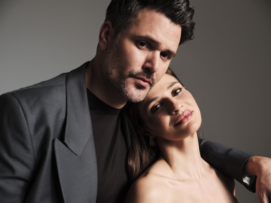 HOTΕΛ ΕΛVIRA: Η έλξη ανάμεσα στον Χάρι και την Ελβίρα δεν κρύβεται