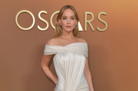 Τζένιφερ Λόρενς: Επιβλητική, με εμφάνιση Ελληνίδας θεάς στο κόκκινο χαλί των Governors Awards 2025