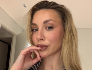 Γαρυφαλιά Καληφώνη: Επέκτεινε τις μαγειρικές της ικανότητες στον μουσακά αλλά μετά τραγουδούσε «έχω μια κούραση» του Καζαντζίδη