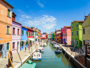 Burano: Το πιο πολύχρωμο χωριό της Ευρώπης που μοιάζει με πίνακα ζωγραφικής