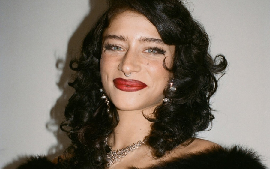 Γιατί τα μαλλιά της νεαρής ηθοποιού Odessa A’zion προκαλούν τόσο μεγάλη αναστάτωση στις Ηνωμένες Πολιτείες;