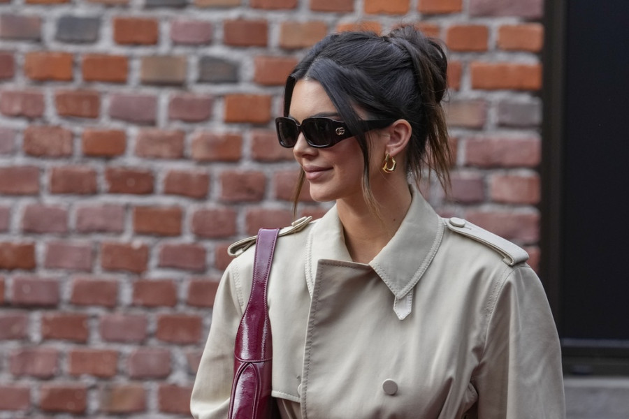 Η Kendall Jenner φόρεσε τα πιο teeniest δερμάτινα σορτσάκια στην καμπάνια της Prada