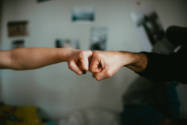 Boomers vs Gen Z: Ένα επικό βίντεο με κινήσεις που κάνουμε κάθε μέρα και πώς έχουν αλλάξει λόγω της τεχνολογίας