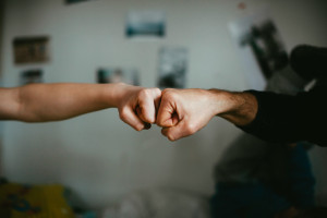 Boomers vs Gen Z: Ένα επικό βίντεο με κινήσεις που κάνουμε κάθε μέρα και πώς έχουν αλλάξει λόγω της τεχνολογίας