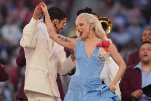 Γιατί μιλάνε όλοι για το flamenco dress που φόρεσε η Lady Gaga στο Super Bowl;