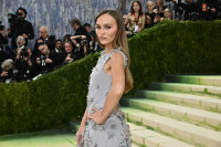 Η Lily-Rose Depp ερωτευμένη: Μοιράζεται φωτογραφίες με τη σύντροφό της για μια ξεχωριστή περίσταση