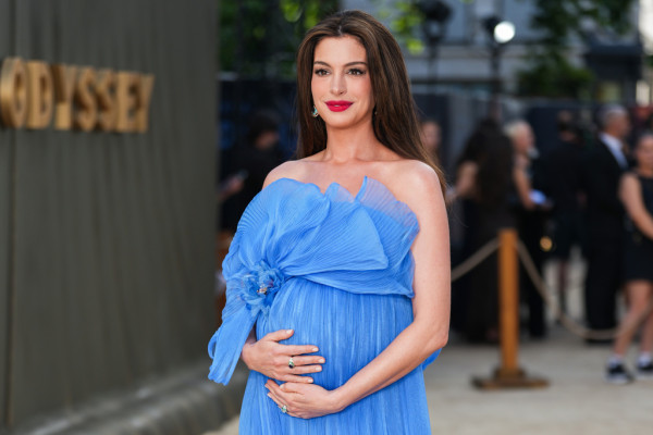Υιοθετημένα από την Anne Hathaway, τα «cashmere beige nails» είναι η πιο κομψή και διακριτική τάση μανικιούρ του καλοκαιριού