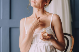 Shadowing: Η ασυνήθιστη μέθοδος για να μυρίζει το άρωμά σας όλη μέρα