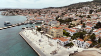 Όπου υπάρχει Ελλάδα: Παραμένει στην Ύδρα και στις Σπέτσες