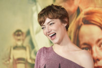 Τα νέα μαλλιά της Emma Stone σε απόχρωση «Spiced Sienna» είναι το απόλυτο copper look για τη σεζόν του PSL