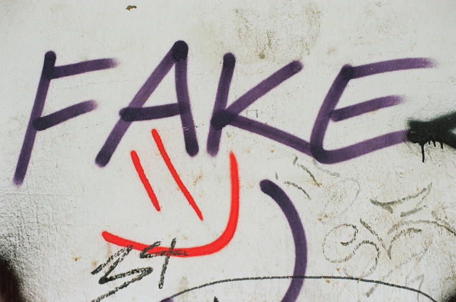 10 φράσεις που χρησιμοποιούν συχνά οι fake άνθρωποι (για να τους αναγνωρίζεις εύκολα)