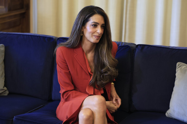 Amal Clooney: Οι φωτογραφίες από την επίσκεψή της στο Προεδρικό Μέγαρο ντυμένη στα κόκκινα