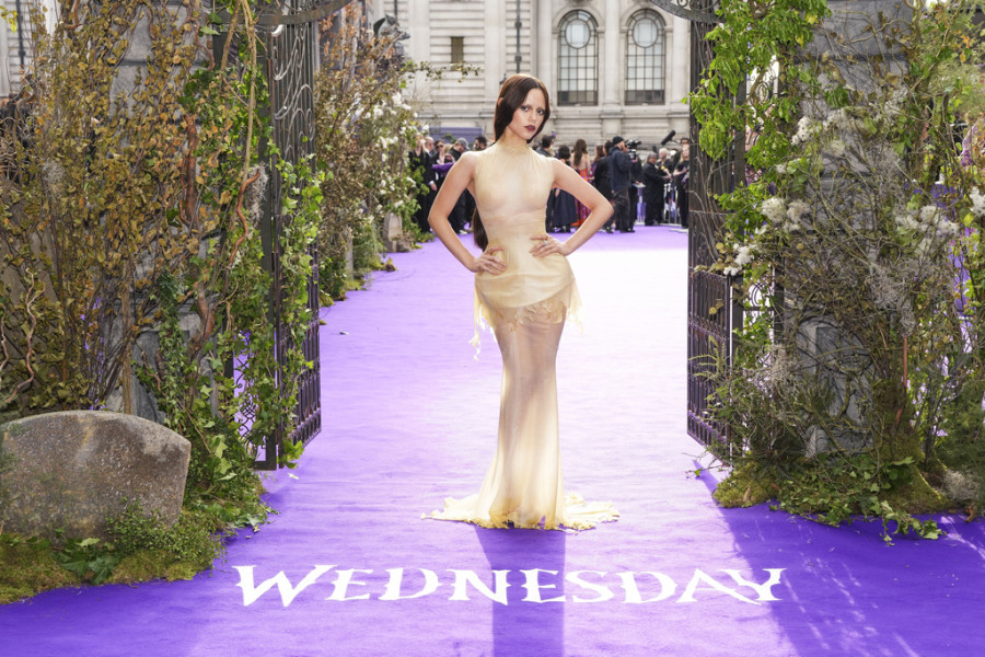 Το βαθύ ντεκολτέ της Jenna Ortega ήταν ένα μεσαιωνικό αριστούργημα