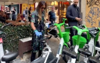 Naomi Campbell: Καβάλησε Lime στο Παρίσι αλλά πρώτα… το απολύμανε όλο με αντισηπτικό!