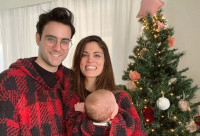 Ίαν Στρατής: Πώς μια φωτογραφία με τον Άγιο Βασίλη τον γύρισε πίσω στη μέρα που γνώρισε τη Μαίρη Συνατσάκη