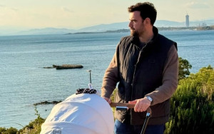 Νίκος Πολυδερόπουλος: Απόλυτα τρελαμένος χαζομπαμπάς χορεύει με τον γιο του...Καλέ ποιός είναι αυτός