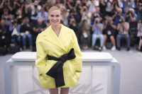 Η Diane Kruger εντυπωσιάζει με σακάκι αξιωματικού στο show του Giorgio Armani Privé