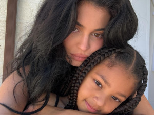 Η Kylie Jenner και η Stormi μόλις μοιράστηκαν το πρώτο τους GRWM βίντεο – Και είναι ό,τι πιο χαριτωμένο θα δεις σήμερα