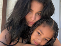Η Kylie Jenner και η Stormi μόλις μοιράστηκαν το πρώτο τους GRWM βίντεο – Και είναι οτι πιο χαριτωμένο θα δεις σήμερα