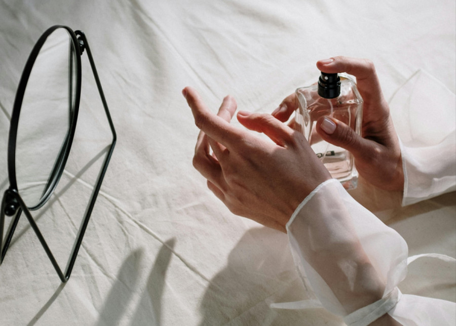 Πώς θα μυρίζεις υπέροχα όλη μέρα: Όλα τα μυστικά για άρωμα που διαρκεί