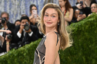 Στο Παρίσι, η Gigi Hadid φορά ξανά το ίδιο τοπ και προκαλεί συζητήσεις: Από πότε το «το έχω ξαναφορέσει» θεωρείται στιλιστικό λάθος;